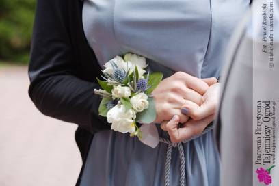 Plenerowy ślub w kolorze niebieskim