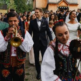 Czym się kierować w poszukiwaniach fotografa na ślub i wesele?