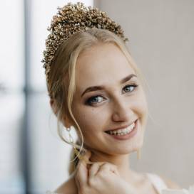 Kwiatowa i biżuteryjna korona dla Panny Młodej - nowoczesna alternatywa dla wianka ślubnego