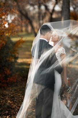 Jesienna sesja ślubna w plenerze: jak wybrać dobrego fotografa?