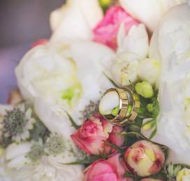 Romantyczny róż w ślubnych dekoracjach florystycznych