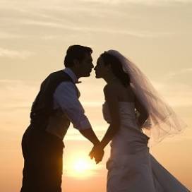 Jak pozować do zdjęć w plenerze – radzi fotograf ślubny