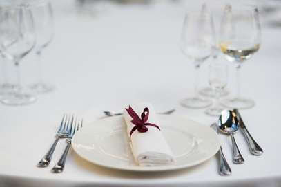 Jak ułożyc serwetki na stołach weselnych?