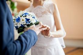 Garsonka, garnitur czy sukienka – co wybrać na wesele?