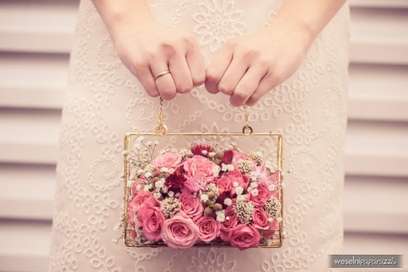 Różowy bukiet ślubny. Róż w ślubnych dekoracjach. Propozycje Florystów