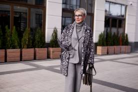 Kardigan w roli płaszcza - jak nosić długi, wełniany kardigan?