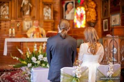 Ślub w małym drewnianym kościółku - okiem fotografa weselnego