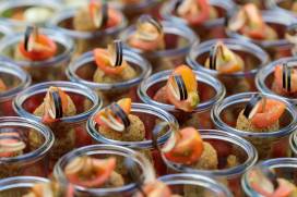 Planujesz przyjęcie? Sprawdź, dlaczego warto postawić na finger food