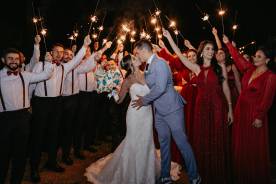 Jak wykorzystać zimne ognie na weselu? Pomysły, inspiracje i wskaz&oacute;wki