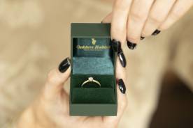 Jak wybrać kolczyk złote? Przewodnik po stylach, pr&oacute;bach, kamieniach i trendach 2026