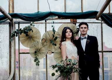 Eukaliptus i papierowe rozety na ślub i wesele. Mariaż natury z rękodziełem w sesji ślubnej w szklarni