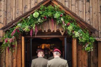 Dekoracje ślubne na ślub w drewnianym kościółku