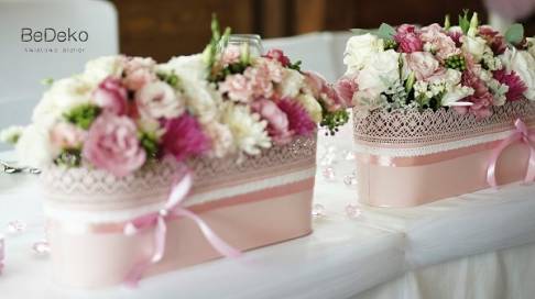 Różowe dekoracje ślubne w rustykalnym wnętrzu